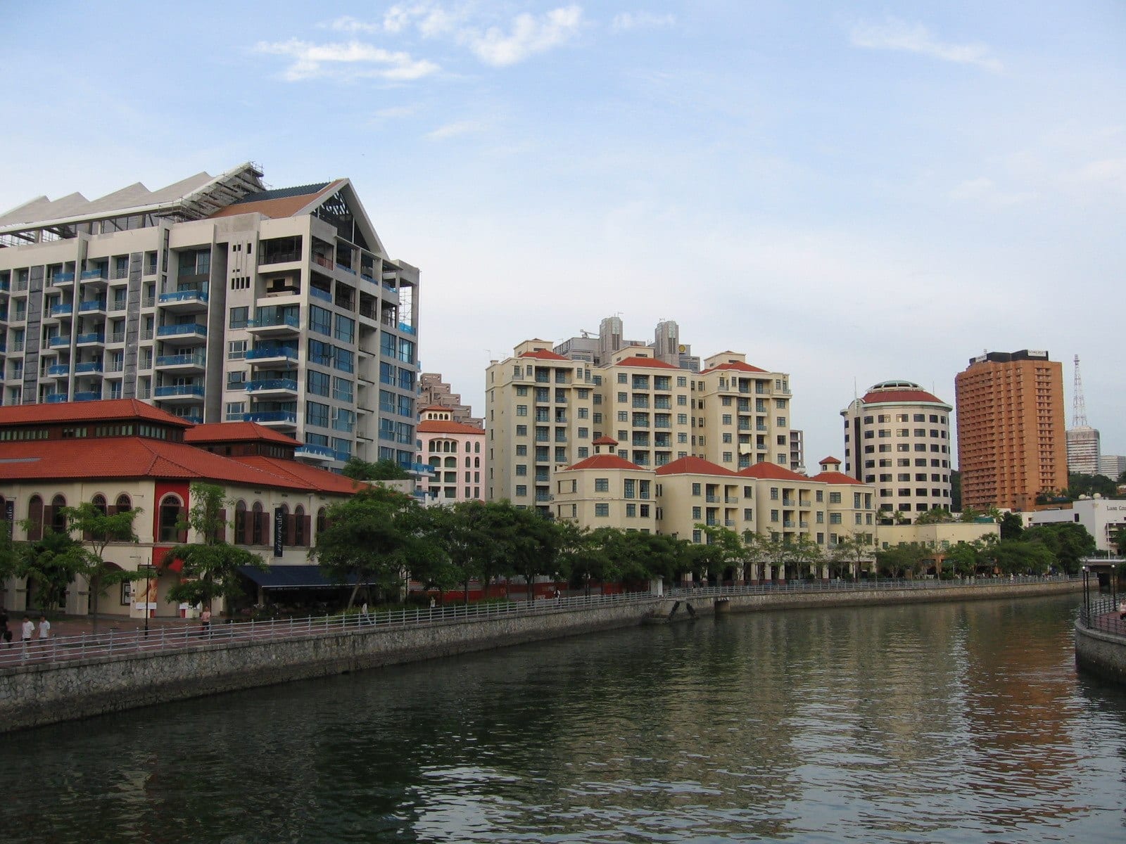 The Singapore River at Robertson Quay in the River Valley district, the riverside precinct around River Green.